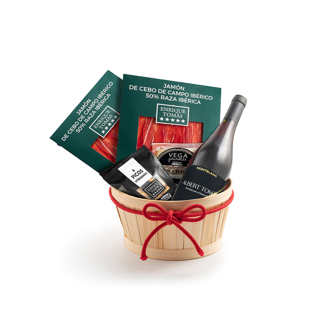 Red wine and Cebo de Campo Shoulder hamper |Enrique Tomás
