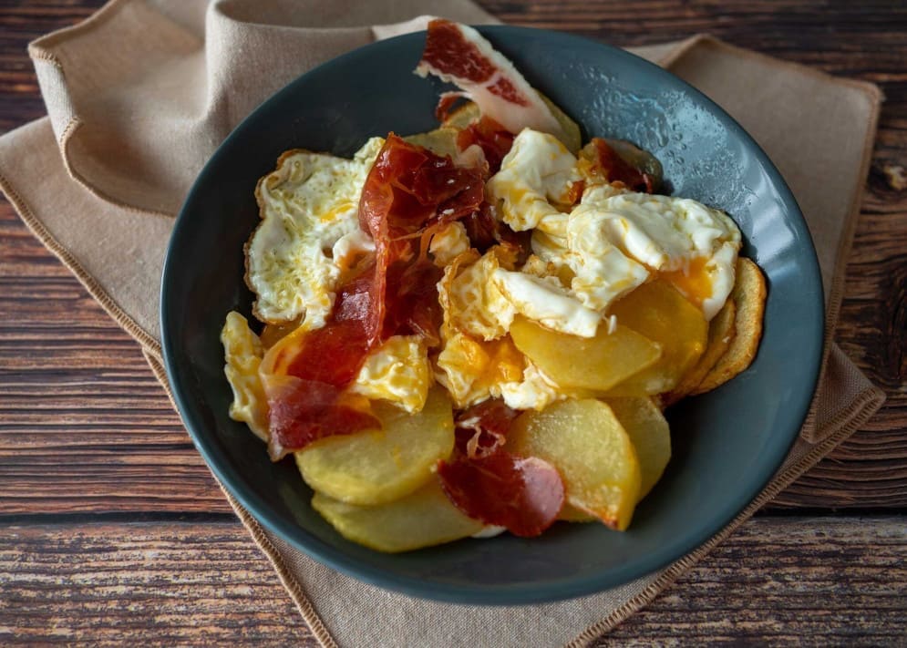 Huevos rotos con jamón ibérico