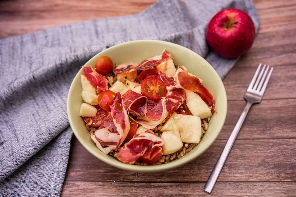 Arroz salvaje, quinoa, manzana y jamón