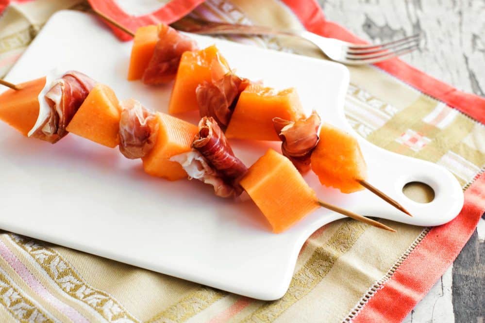 brochetas de melon con jamon serrano