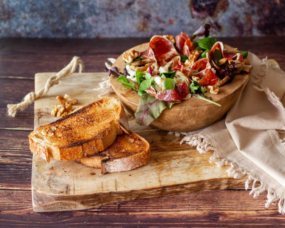 Ensalada de setas, queso de cabra y jamón ibérico