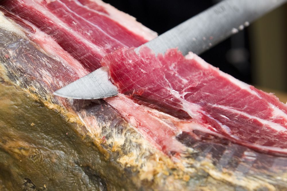 que diferencia hay entre el jamon cortado a maquina o a cuchillo