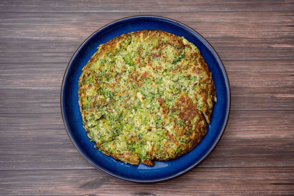 Tortilla de brócoli con virutas de jamón