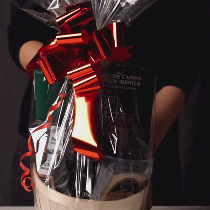 Red wine and Cebo de Campo Shoulder hamper |Enrique Tomás 