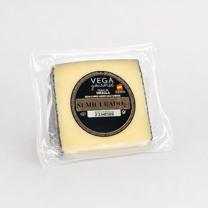 Queso mezcla semicurado Vega cuña 220 gr.