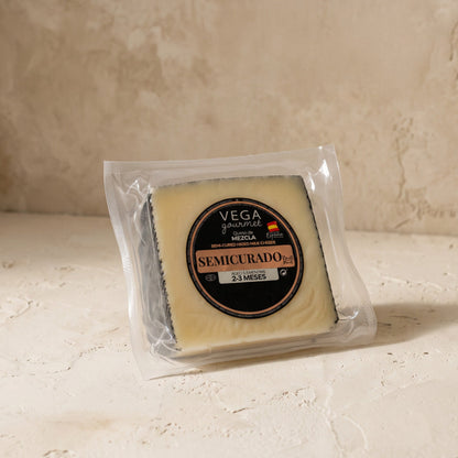 Queso mezcla semicurado Vega cuña 220 gr.